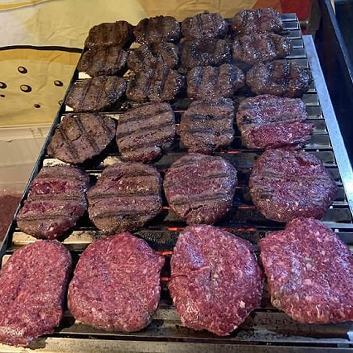 hamburguesas de tira de bife en la parrilla