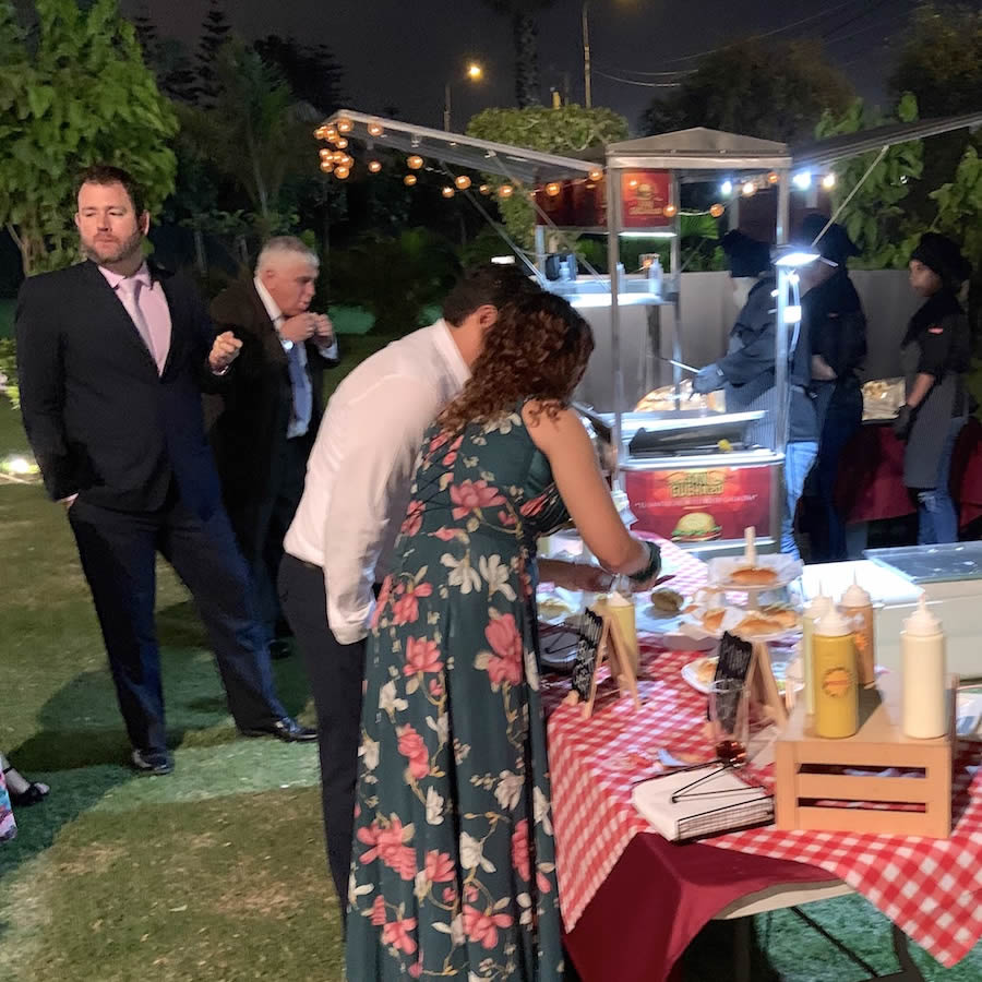 mesa repleta de catering de sanguches en boda matrimonio de graciela y paul