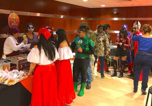 personas disfrutando deliciosa comida basada en variedad de sanguches en un evento empresarial